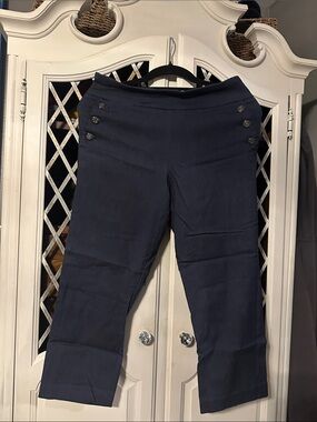 Capri stretchy side button pocket